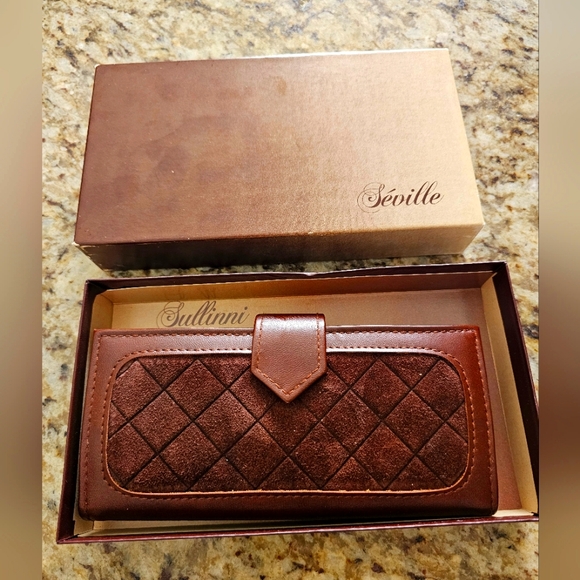 Sullinni Handbags - VINTAGE Sullinni Brown Quilted Wallet